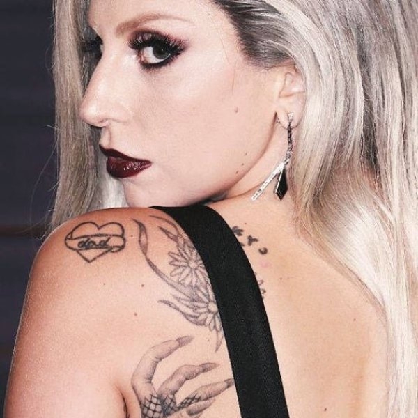 這刺青有洋蔥！Lady Gaga、泫雅⋯盤點 6 位女星的「獨一無二刺青」，背後意義原來這麼有愛！