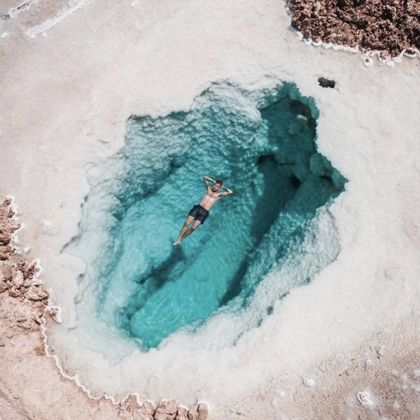 好想去旅遊！攝影師發現埃及綠洲「絕美鹽湖」拍炫耀網美照，天然藍綠色太夢幻！