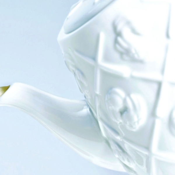 居家防疫也破財！KAWS 推出全球限定 1,000 個「絕美白瓷壺」，網友：現在變賣家產還來得及！