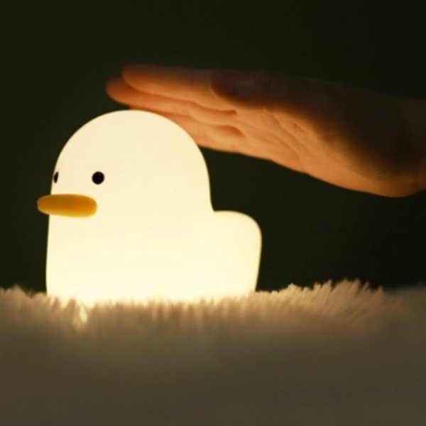 日本推出萌逼「小鴨夜燈」，睡前自動定時消燈好智慧～
