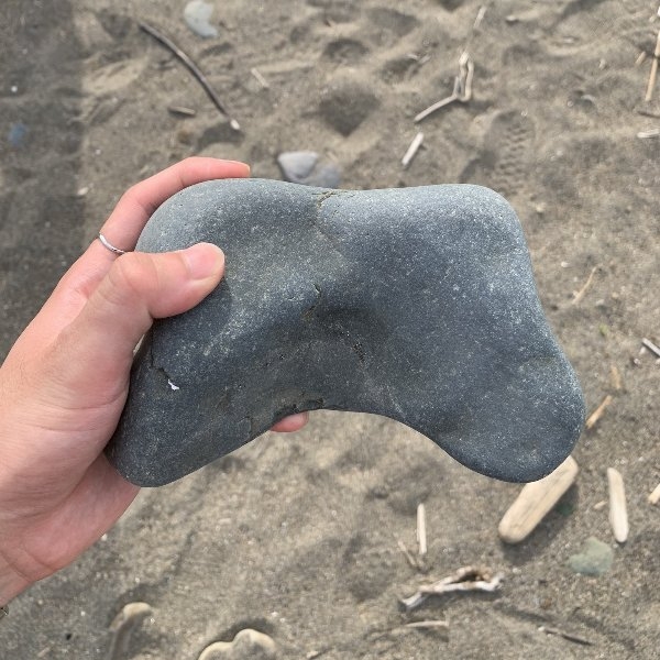 天然「遊戲手把」？日本網友沙灘撿到古人電玩石塊！