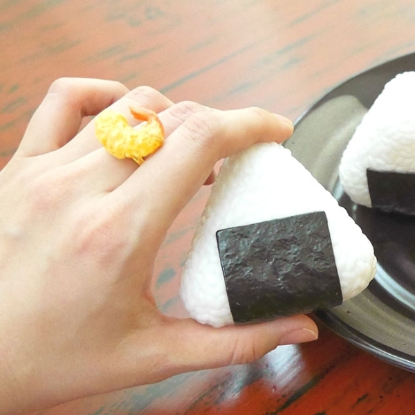 日本情人節前夕推出進化版「飯糰戒指 2.0」，再度挑戰女友對你的愛！