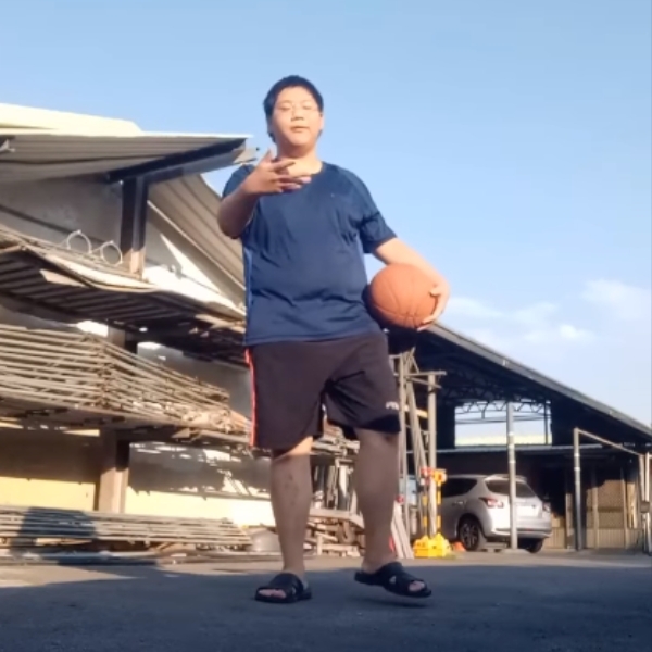 年輕網紅發明「搭搭搭」籃球教學影片爆紅，網友大讚：剛剛 NBA 已經聯繫我了