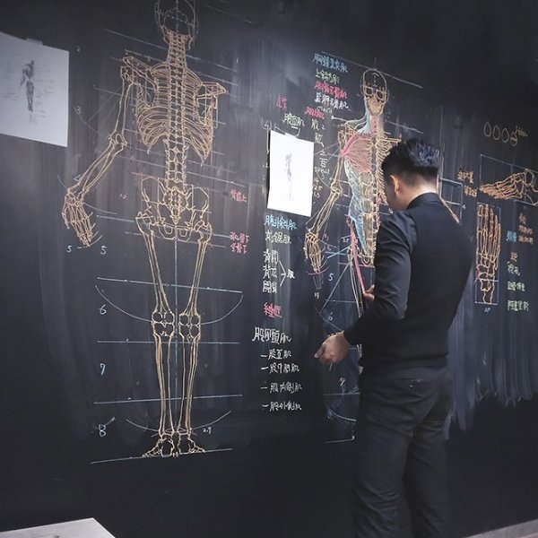 台灣美術老師教導「人體解剖圖」海外爆紅，黑板直接精細作畫引各國網友佩服！