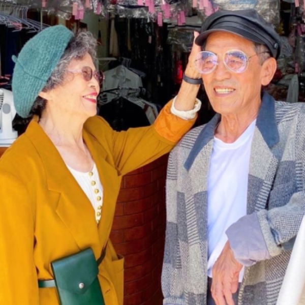 IG 爆紅「萬秀的洗衣店」84 歲高齡還超時尚，兩老超爆 Q！