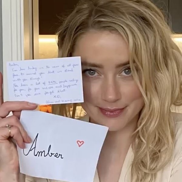 Amber Heard 驕傲自拍秀出粉絲來信表態全力支持！