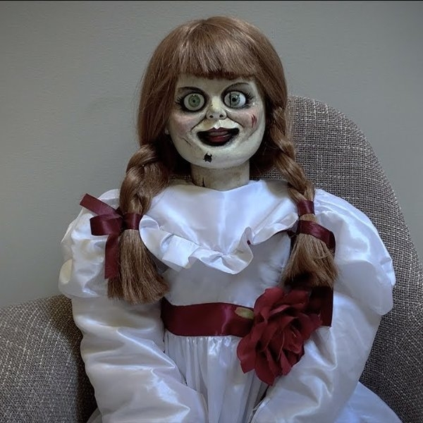 《安娜貝爾隔離中》搞笑紀錄片曝光，世界最邪惡娃娃好孤單！