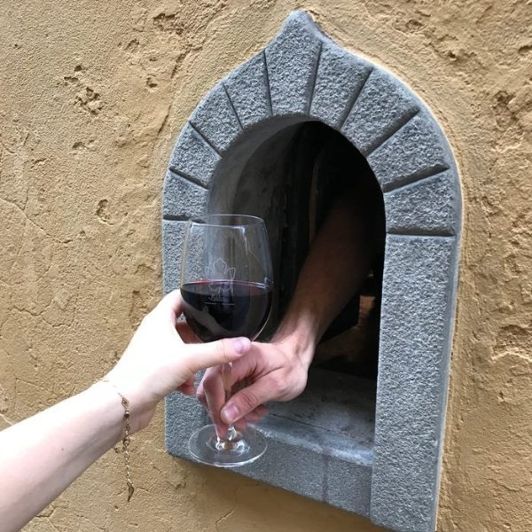 義大利商家恢復使用「遞酒窗」，上一次啟用是 17 世紀黑死病蔓延時期⋯