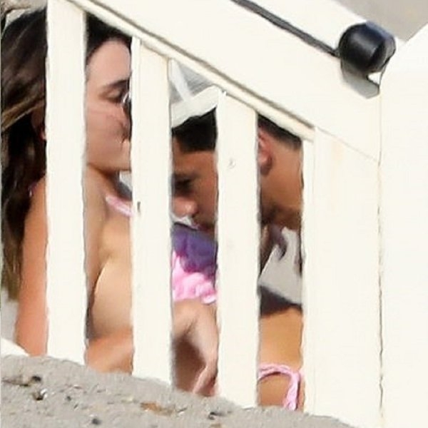 情場得意！Devin Booker 當眾火辣埋胸 Kendall Jenner，海灘渡假玩「雙貼」！