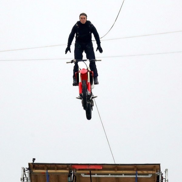 58 歲阿湯哥《不可能的任務 7》拍攝「空中騎摩托車」特技，吊在 500 英尺高空玩命！