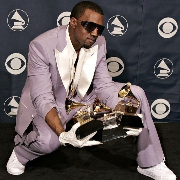 肯爺又瘋了？Kanye West 把葛萊美獎座扔進馬桶裡，直播「撒尿在上面」給大家看！