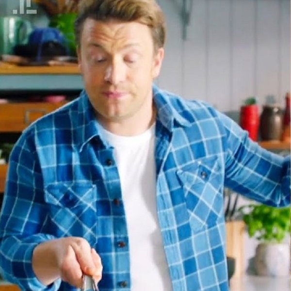 電視名廚 Jamie Oliver 示範炒飯「加果醬」又拿去沖冷水，網友狂噓：看起來像噴！