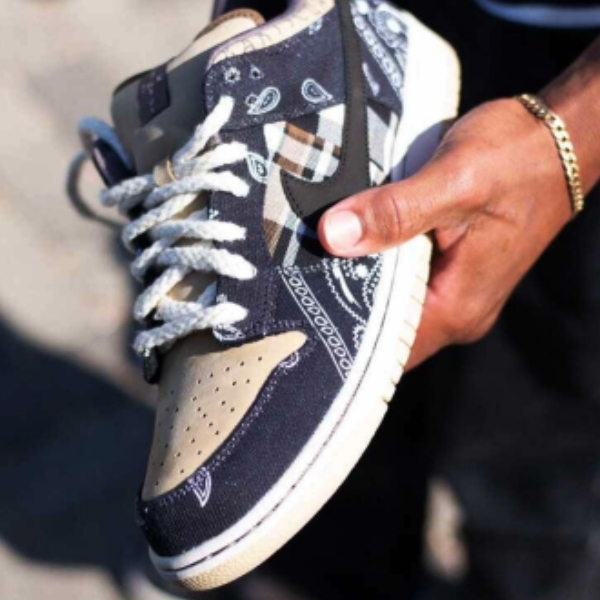 台幣千元入手！Travis Scott x Nike Dunk SB「破萬神鞋」驚現 Outlet，鞋迷：「這雙沒人要？」