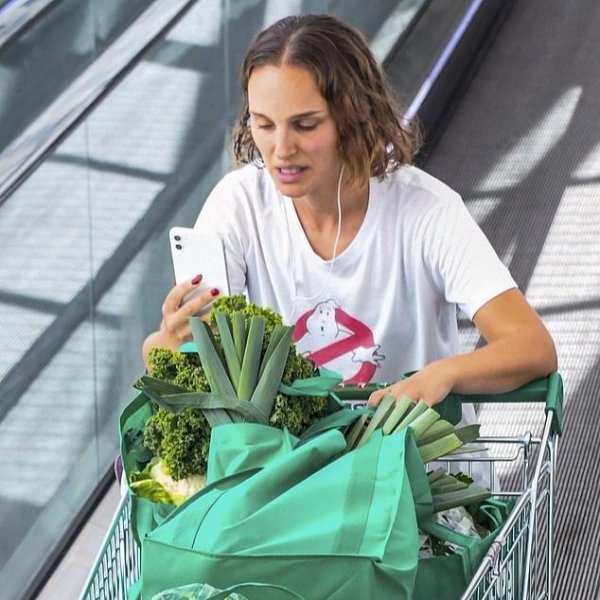 準備開拍《雷神索爾 4》！娜塔莉波曼澳洲超市買大量蔬菜，漫威女雷神親民現身！