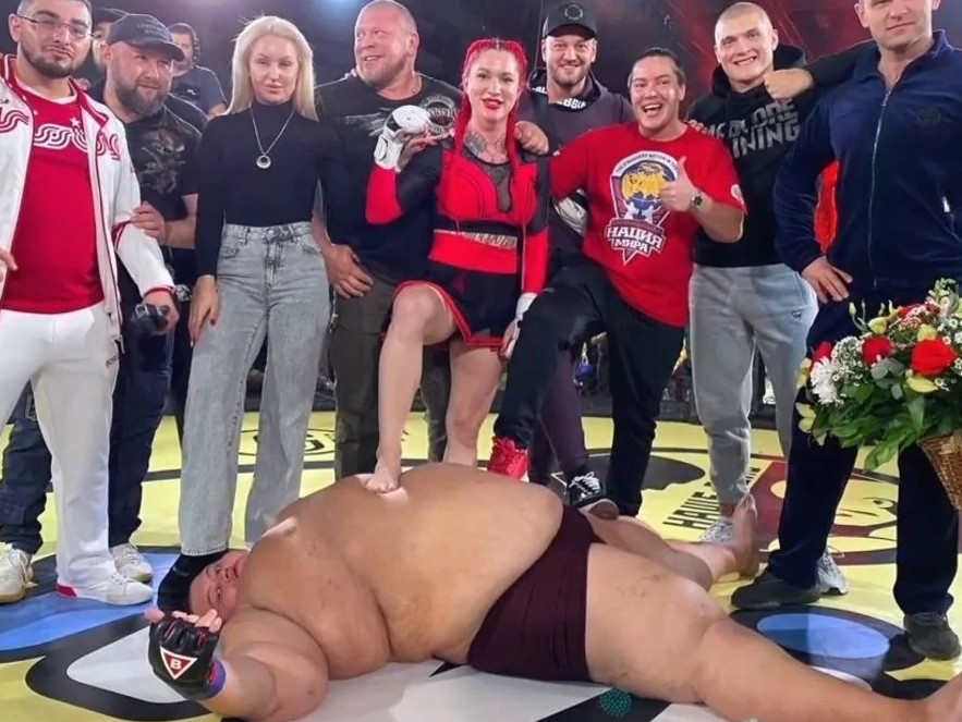 太狂！俄羅斯 MMA 女格鬥家把 240 公斤肉盾巨漢壓在地上打，僅花 86 秒就 KO 虐殺對手
