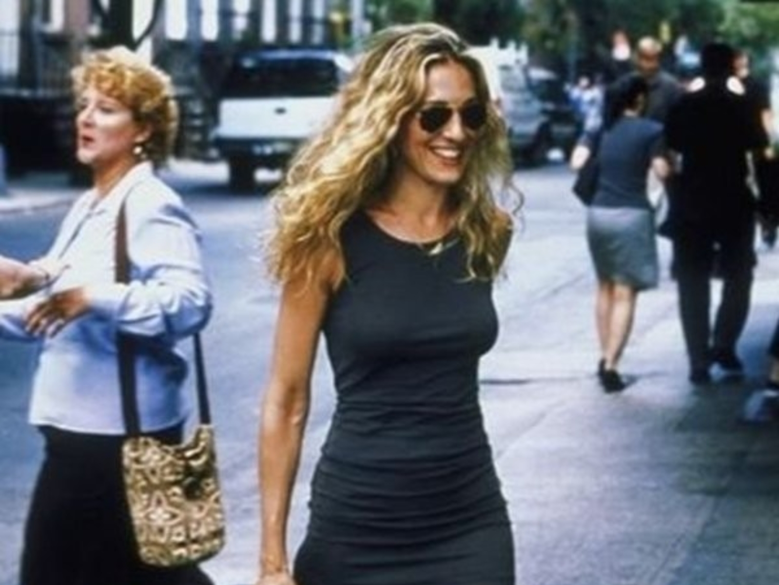 回顧《慾望城市》凱莉捧紅的 3 大流行單品，她 20 年前就在穿的「渣女裙」妳一定有一件！