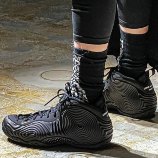 買單嗎？川久保玲 COMME des GARÇONS x Nike 聯名黑魂太空鞋登場，網友：「這是泡爛的皮膚吧！」
