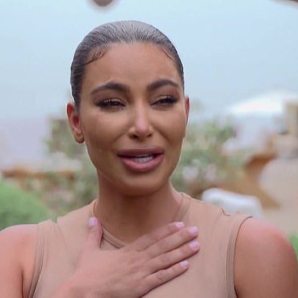 《與卡戴珊一家同行》最終一季！Kim Kardashian 開場就爆哭，網友笑：迷因素材來了！