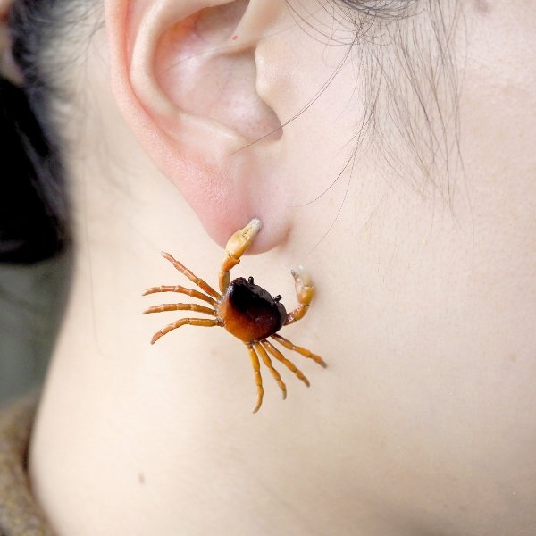 光是看就覺得好痛！日本推出奇葩「螃蟹耳環」，想惡搞送給愛吃海鮮的朋友～