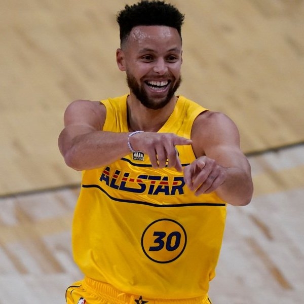 NBA／這是在打電動吧！Curry 與 Lillard「背靠背」連飆 Logo Shot，射到對面不知道怎麼防守