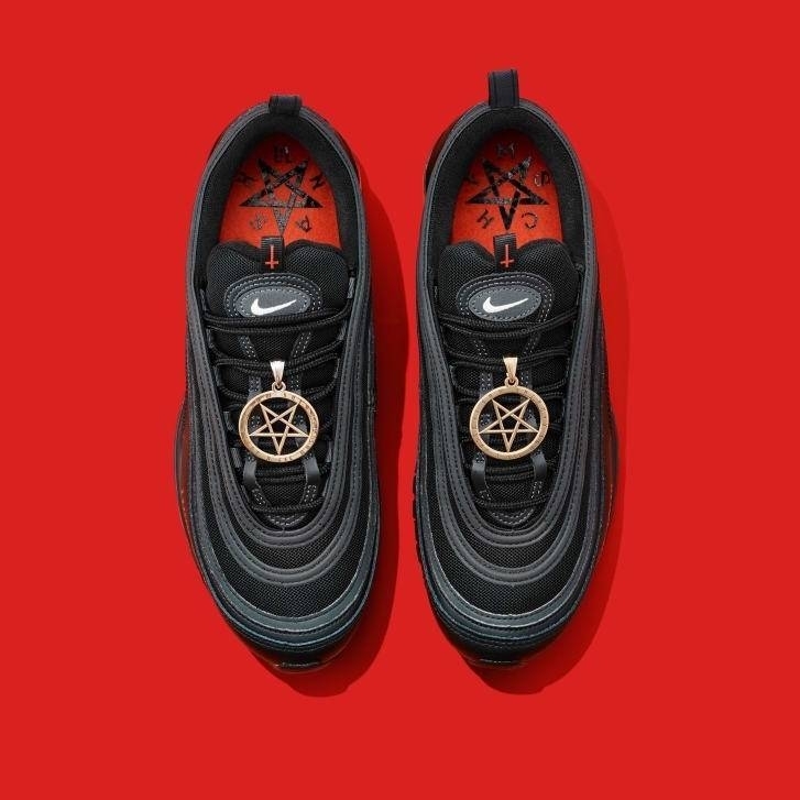 饒舌歌手 Lil Nas X 設計的球鞋每雙都含有「一滴人血」！這是什麼操作？