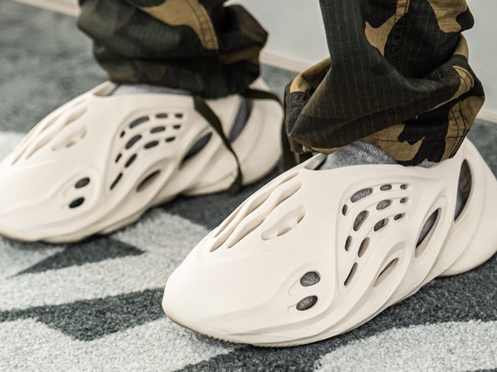 adidas Yeezy、KEEN 等 3 款屌打破萬球鞋的「夏日涼拖鞋」推薦！最後一款帥度直逼肯爺聯名款！