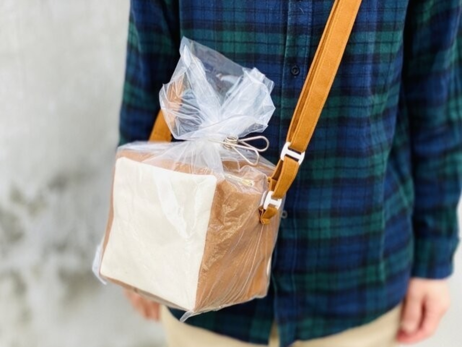 超有趣！日本設計師推「袋裝吐司包包」掀搶購，瞬間引爆話題！