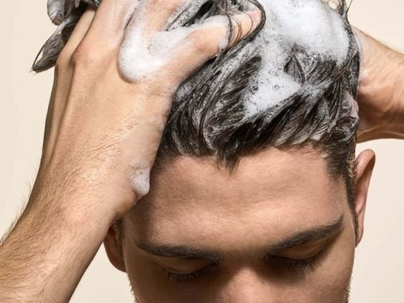 盤點 2021 必買 8 款「抗屑洗髮精」推薦，讓你肩膀上的頭皮屑全面歸零！