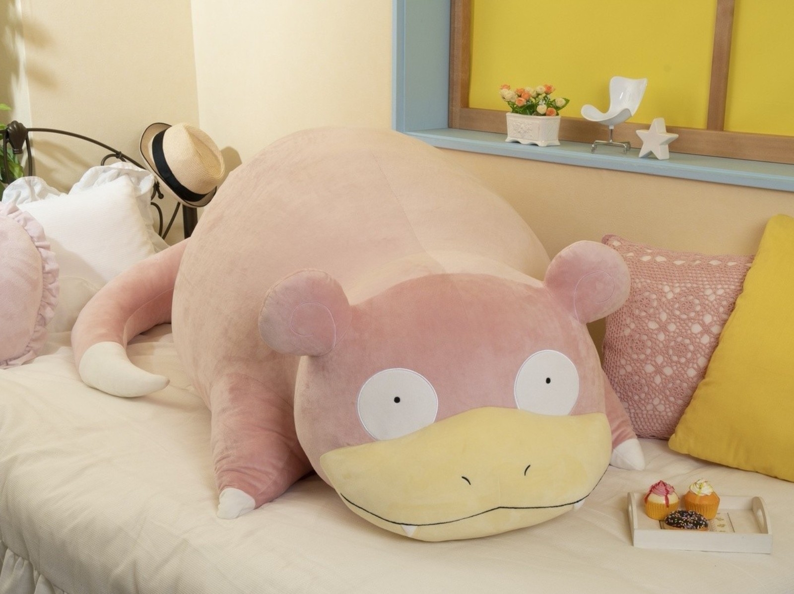 日本寶可夢中心推出「1:1 等身大呆呆獸玩偶」，趴在上面睡覺太療癒！