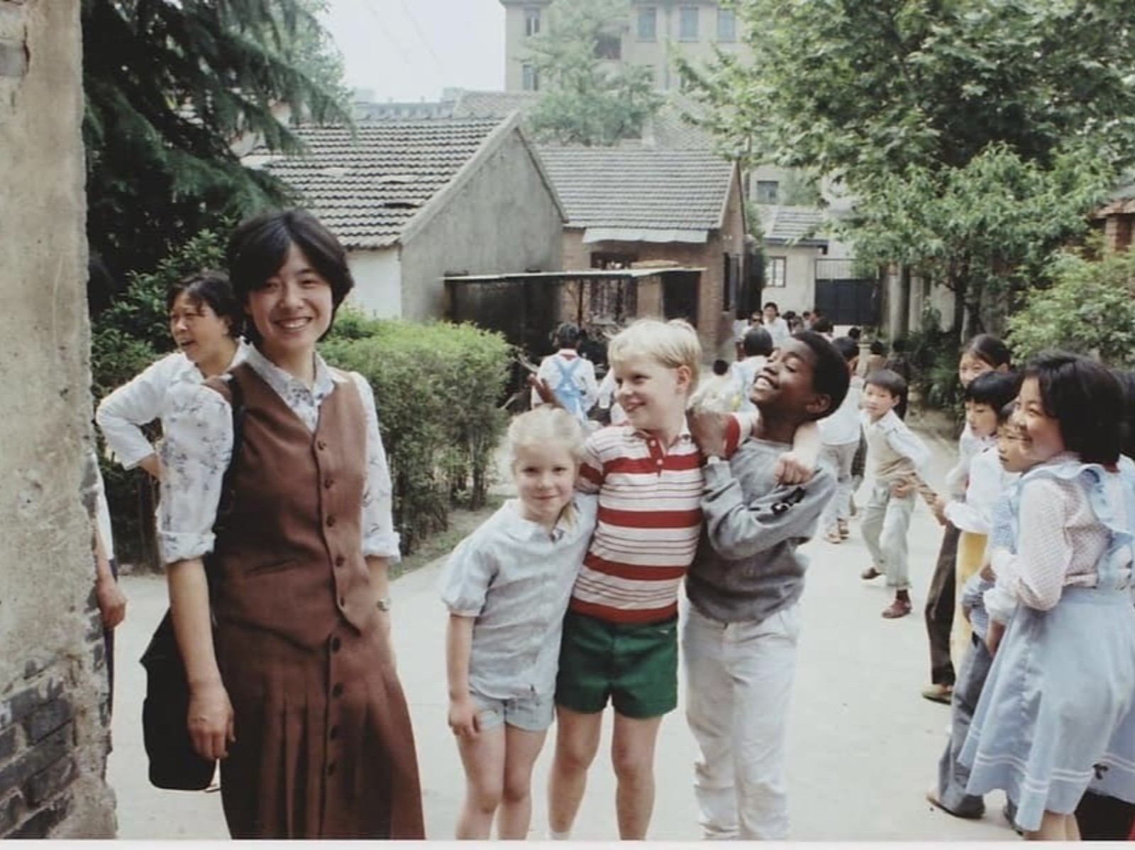 Kanye West 肯爺  10 歲中國上學照片曝光，跟著博士母親長住達到一年！