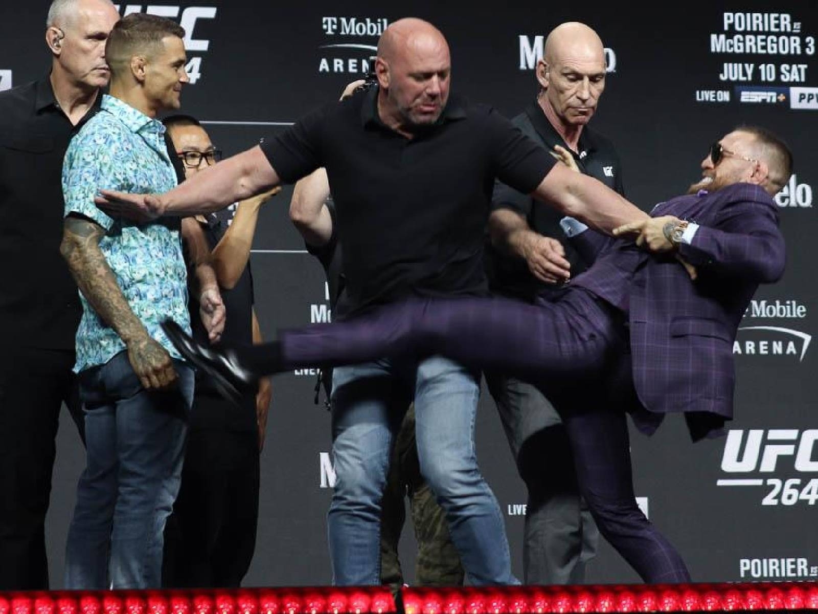 「UFC 格鬥天王」Conor McGregor 與鑽石第三戰記者會，態度囂張卻被人打臉只贏一場比賽！