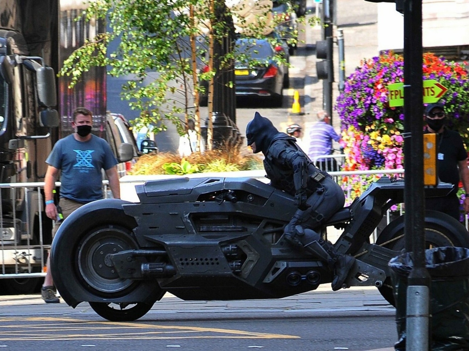 DC《閃電俠》蝙蝠俠「重工風摩托車」帥氣現身，班艾佛列克將回歸演出！