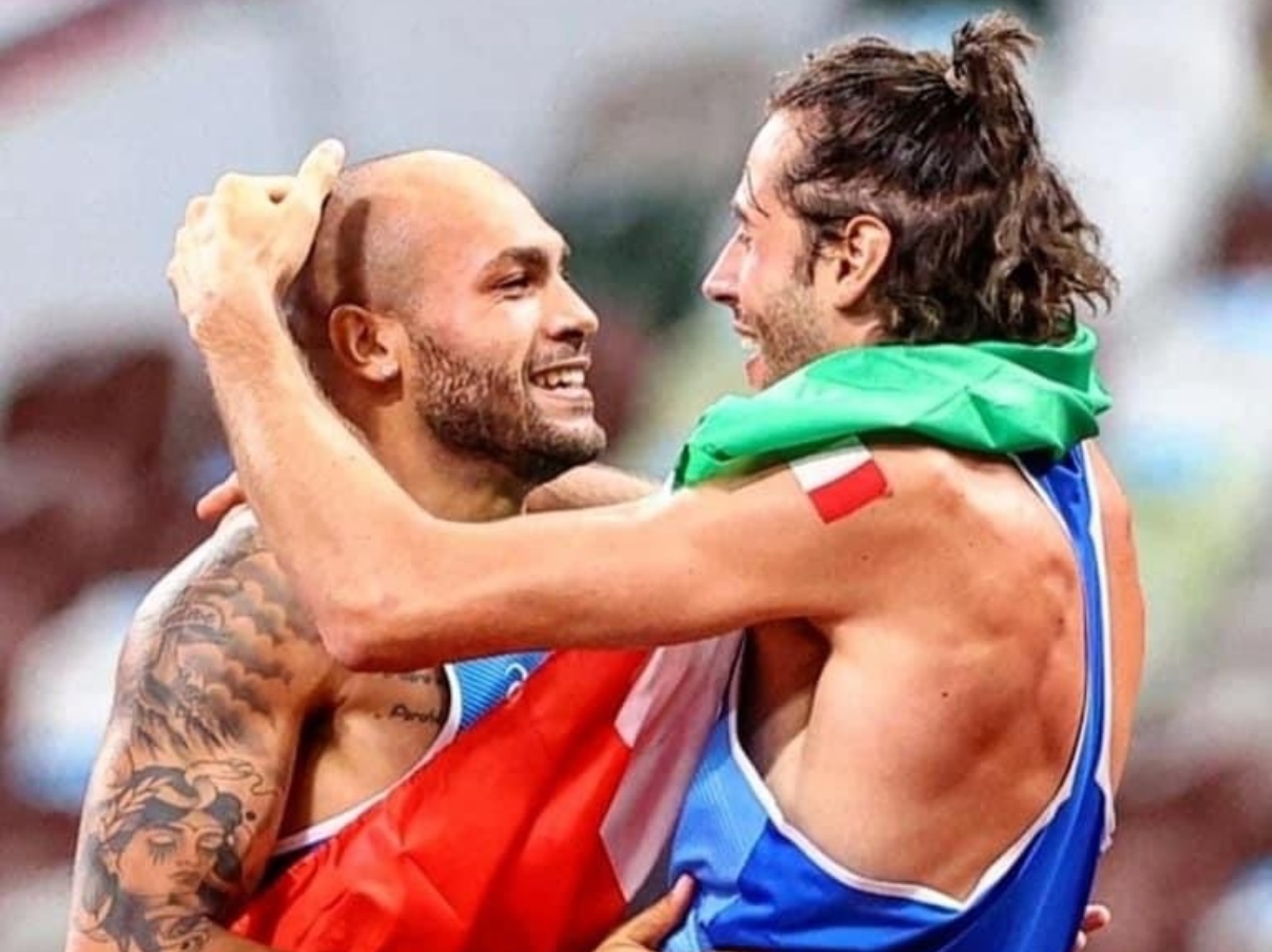 東京奧運／同獲金牌！義大利短跑與跳高選手「蓋國旗」接吻慶祝，腐到漫畫都不敢這樣畫！