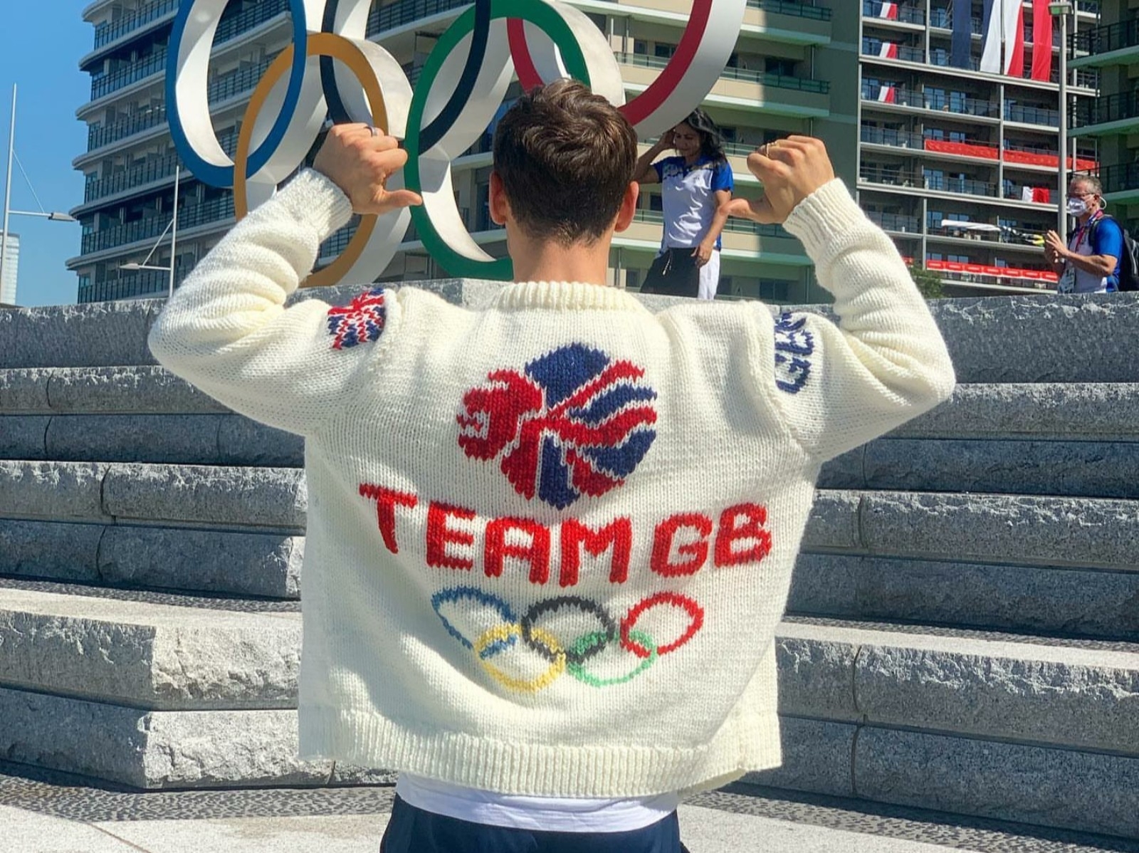 東京奧運／毛線神人！英國跳水 Tom Daley 又編織完一件「2020 東奧限定」毛衣外套！
