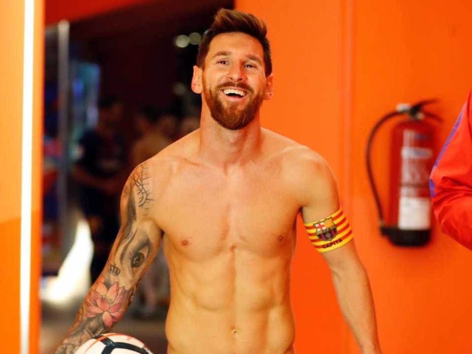 梅西 Messi 意義「刺青」故事公開，「肖像」、「王冠」及「小手」等 5 處藏有滿滿的愛！