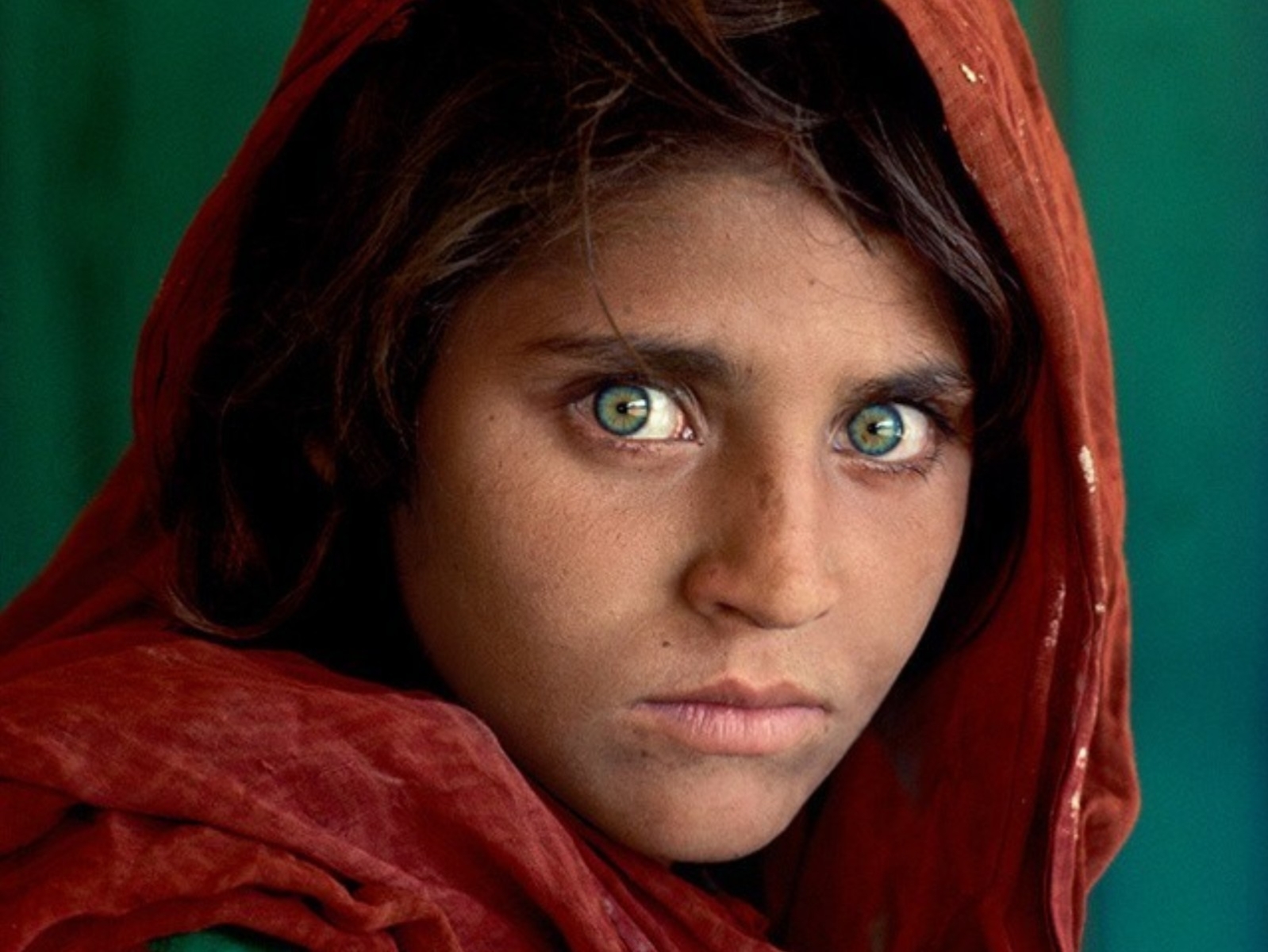 「阿富汗女孩」Sharbat Gula 現況曝光！現年 49 歲的她依然被戰亂生活苦苦折磨⋯