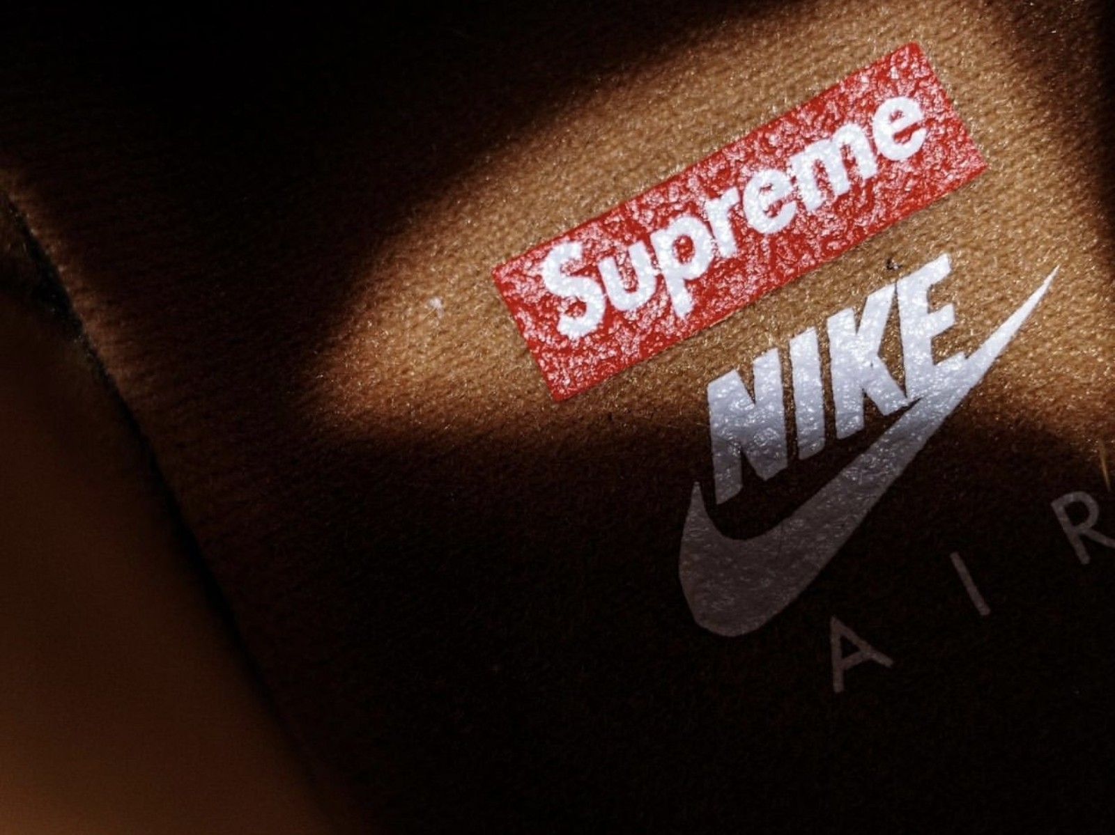 Nike x Supreme Air Force 1 聯名球鞋再推全新「大地色」，原價不用 3,000 元就能入手！