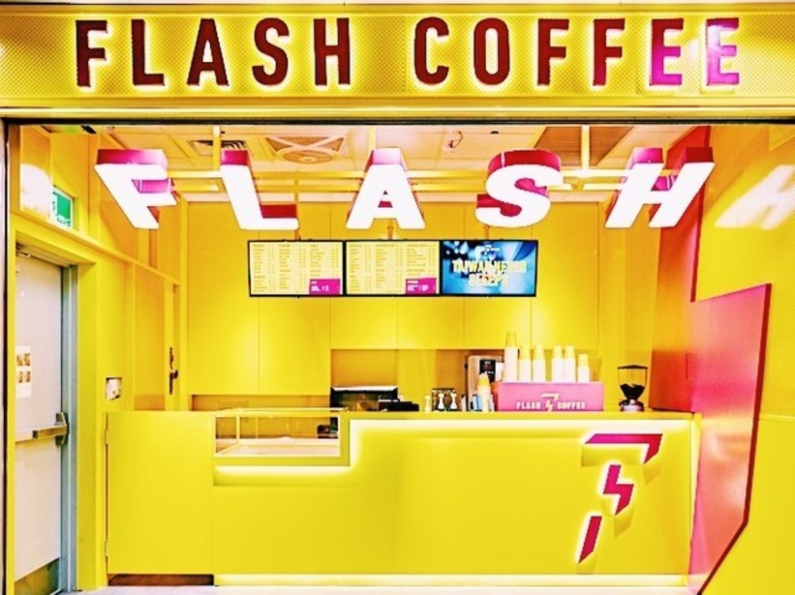 新加坡「Flash Coffee 閃電咖啡」插旗捷運行天宮站，黃色店裝搭配閃電標誌直接刷爆 IG 愛心！