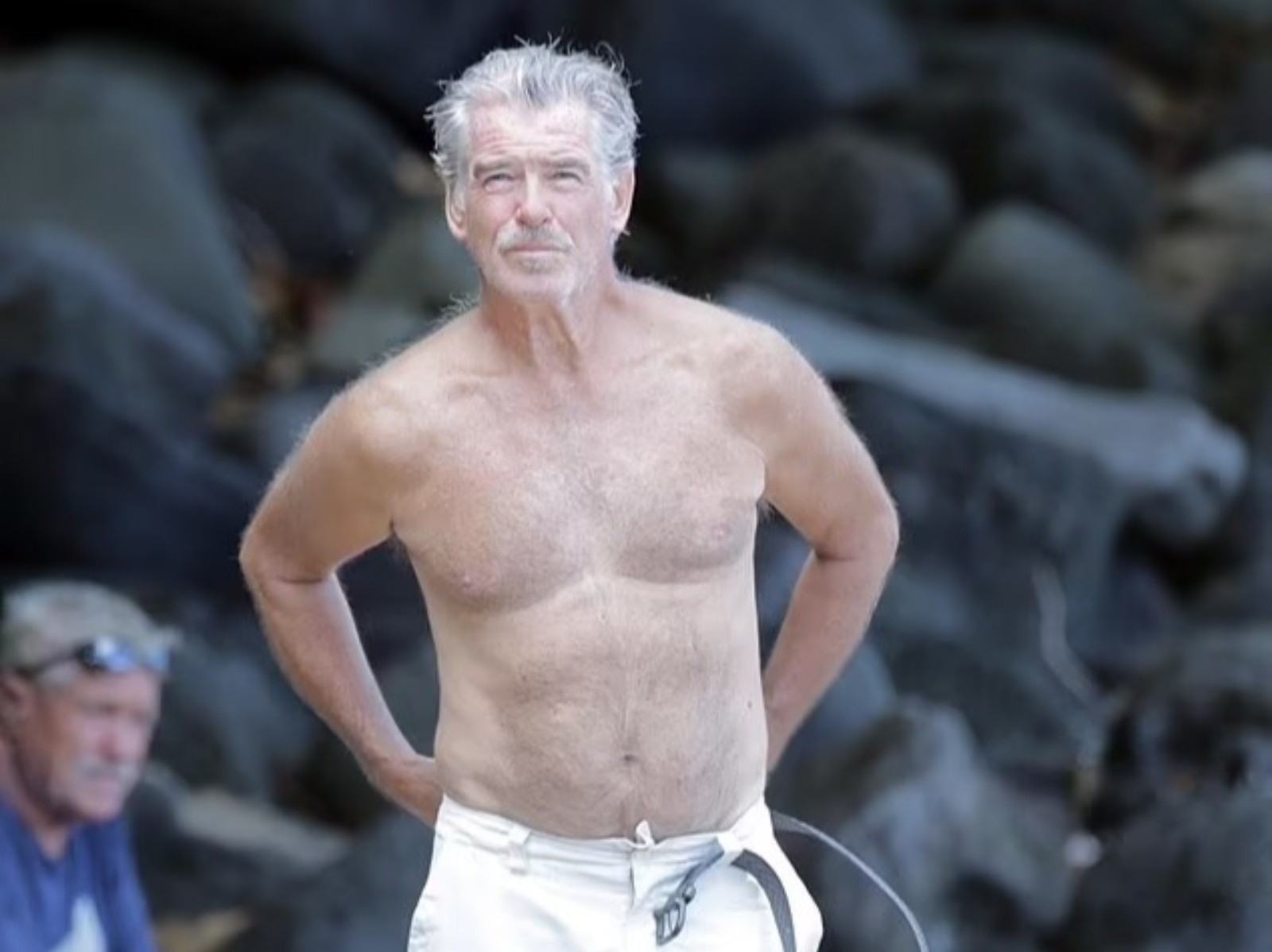 前任 007 皮爾斯布洛斯南 68 歲依然帥氣迷人，影迷讚：瀟灑熟男魅力破表！