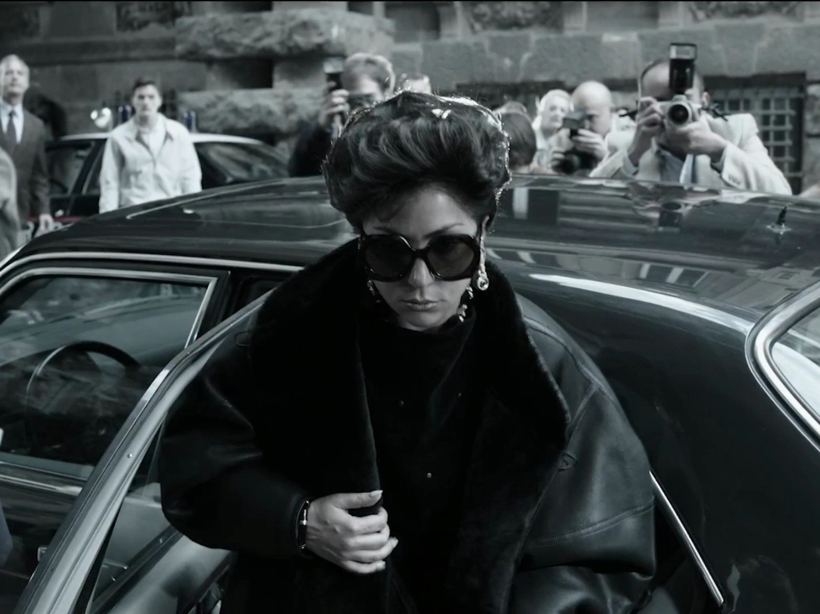 Lady Gaga 百變化身「時尚黑寡婦」，電影《Gucci：豪門謀殺案》全新劇照！