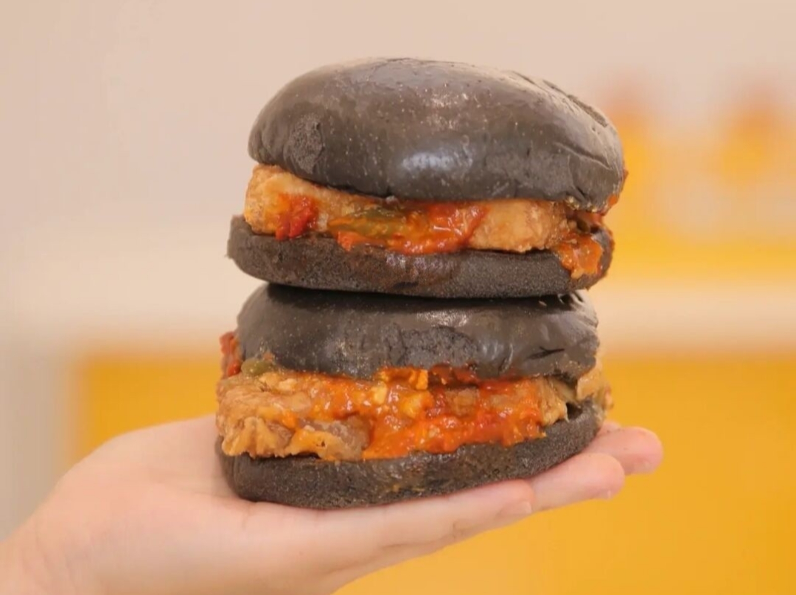 麥當勞推出暗黑料理「臭豆腐漢堡」黑黑真香堡，網友吃了都忍不住喊：真香～
