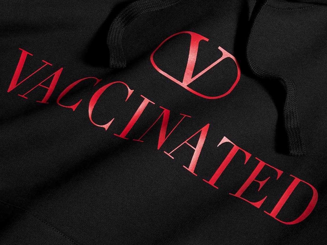 女神卡卡 Lady Gaga 上身的 Valentino「接種疫苗」連帽 Tee 官網上線，利潤所得全捐聯合國！