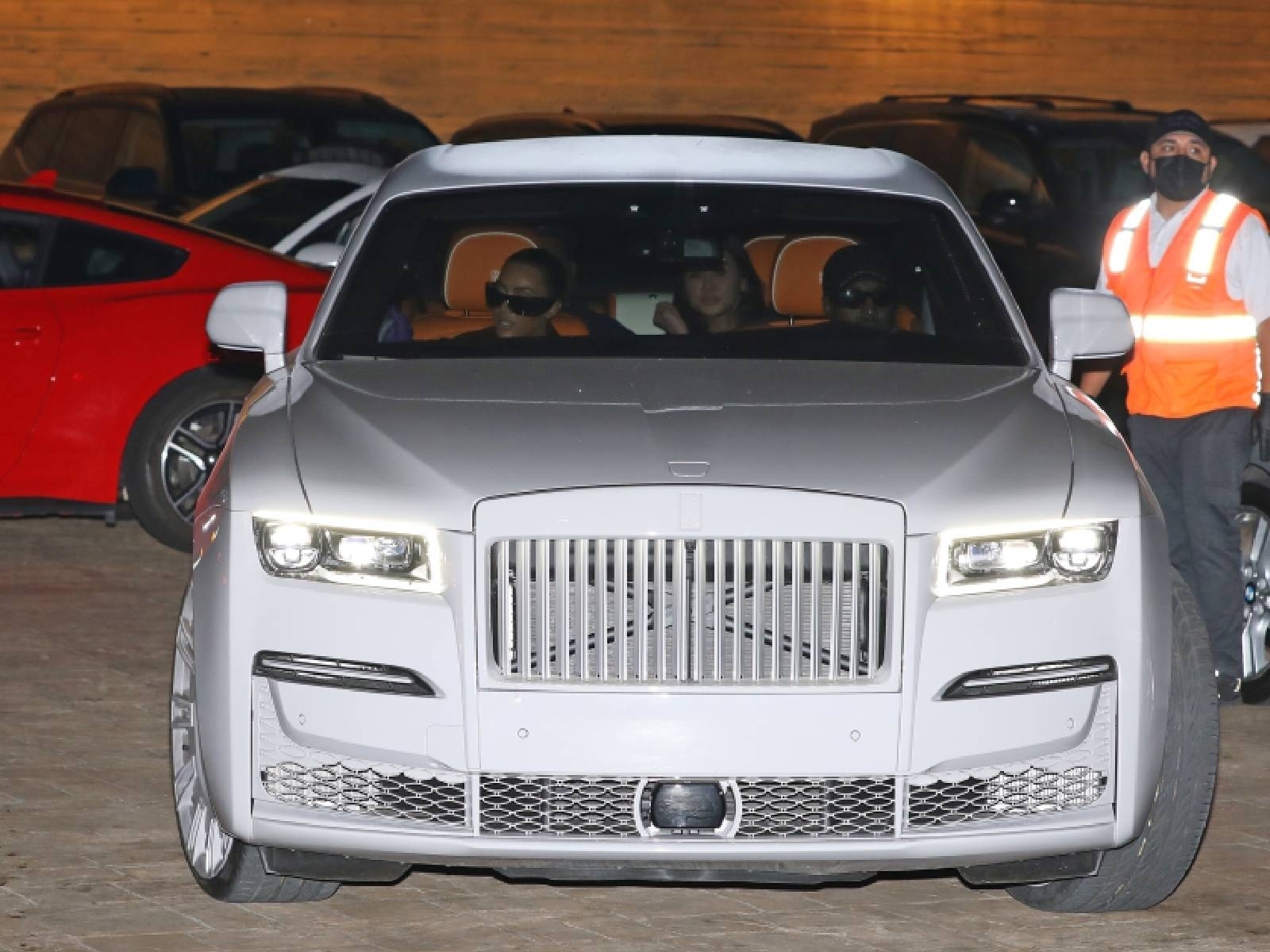 肯爺 Kanye West 和金卡戴珊吃晚餐，新開銀白勞斯萊斯 Ghost 要價 1300 萬！