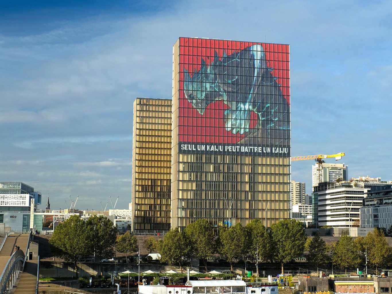 日本高人氣漫畫《怪獸 8 號》法國版單行本開賣，13 層樓高巨獸海報登上法國國家圖書館！