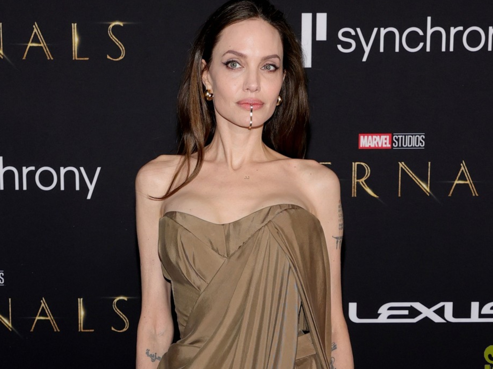 《永恆族》首映安潔莉娜裘莉 Angelina Jolie 美豔爆棚！46 歲凍齡 3 招大公開～
