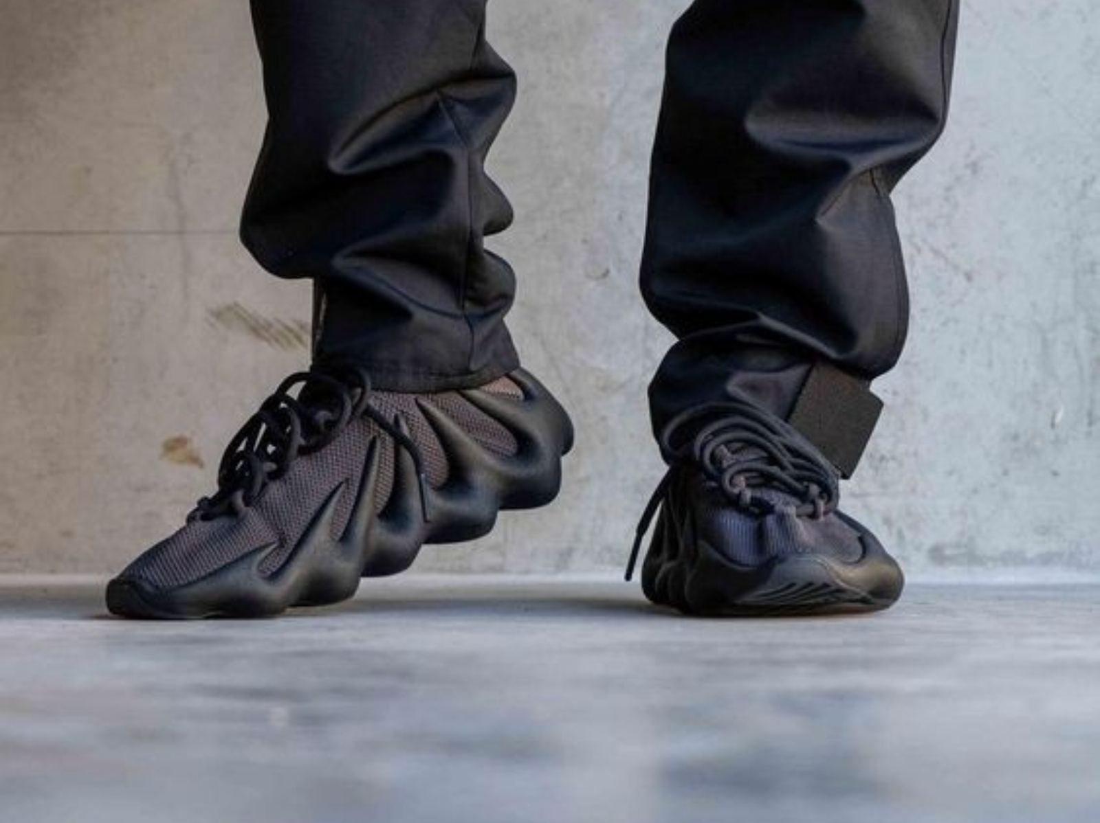 adidas x 肯爺 YE 的 Yeezy 450 「Dark Slate」黑魂即將補貨，這波「黑餃子」要來一份嗎？