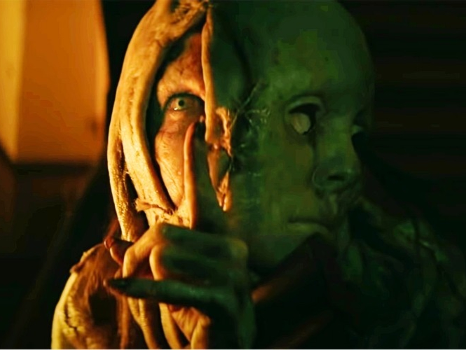 《惡靈古堡首部曲：拉昆市》最新預告曝光，殭屍來襲「麗莎崔佛」竟成關鍵？！