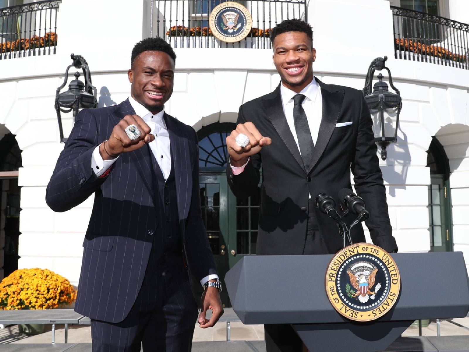 NBA／公鹿 MVP「字母哥」到美國白宮受冠軍表揚，竟開玩笑要參加 2024 大選「當史上最帥總統」