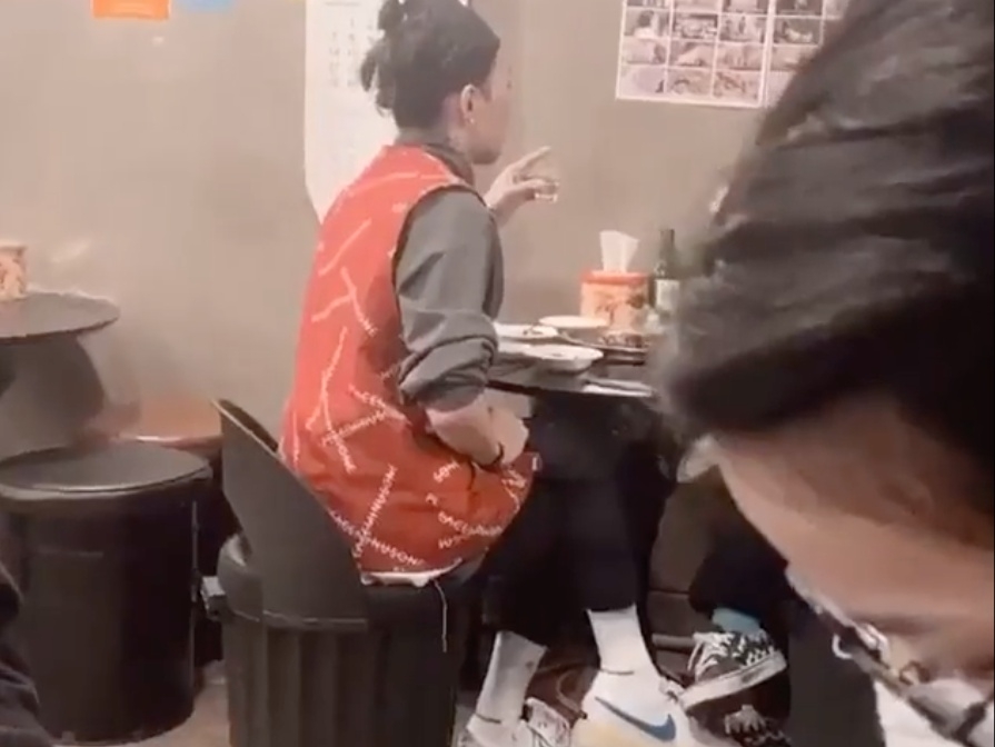 G-Dragon 搶先上腳 Nike Kwondo 1 被網友在平民烤肉店捕捉到！網嗨爆：確認正品無誤！