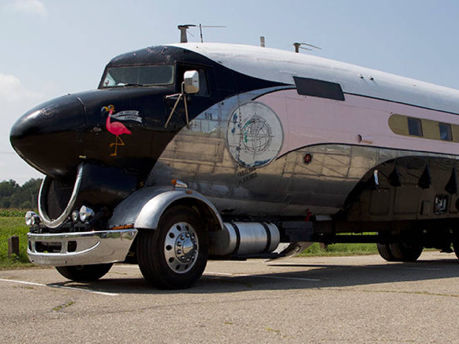 飛機加貨車變「超大露營車」！美國士官長花 1 年改造車款夢想成真～
